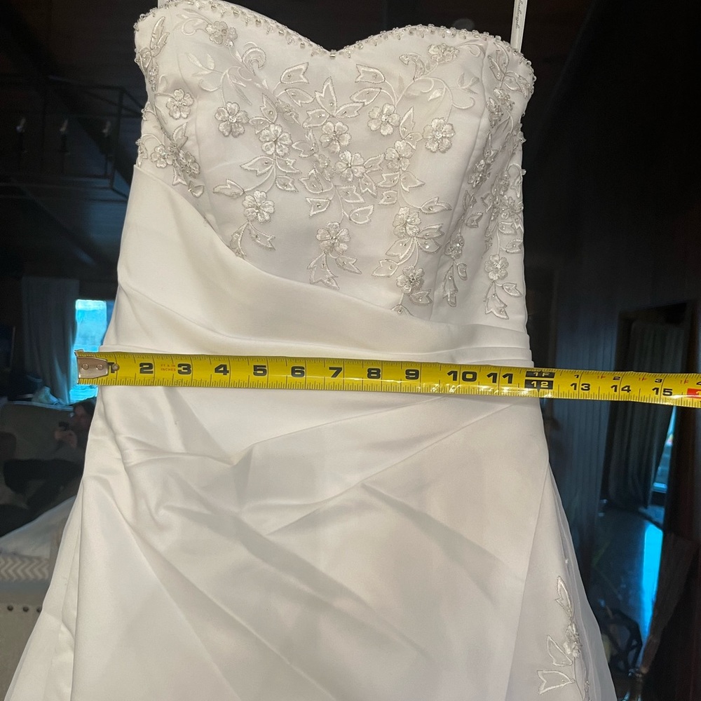 Strapless wedding dress